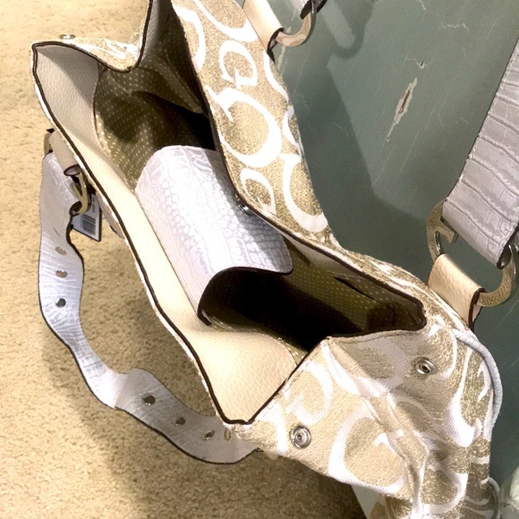 Brand New Guess purse - Picture 6 of 10